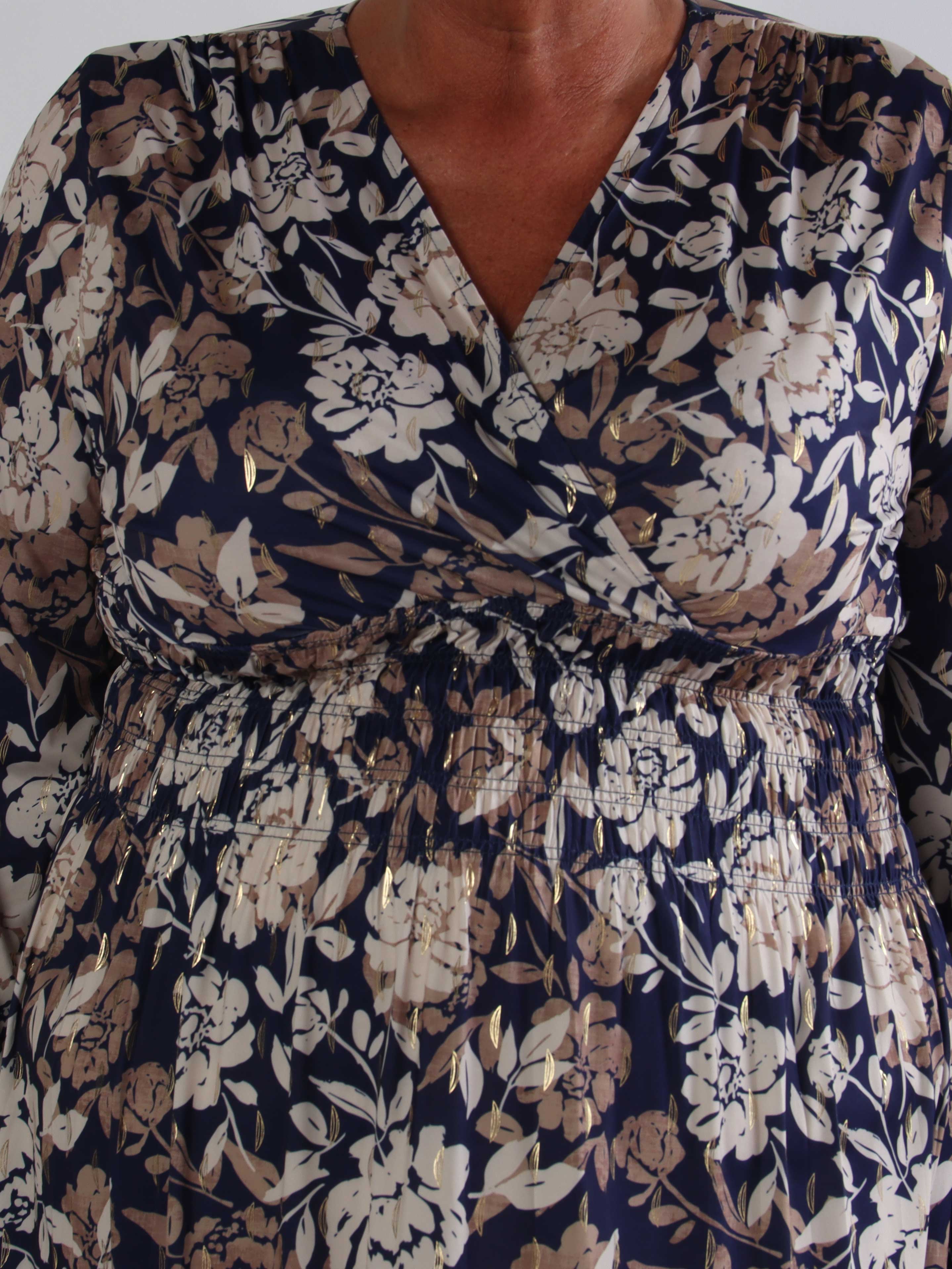 Pams Aroma Midi L/S - Elastisk plus size kjole i blomsterprint med elegante gulddetaljer